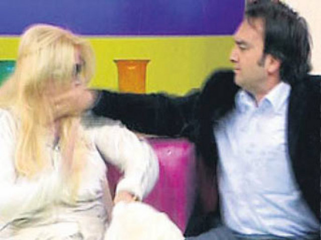 Bir zamanların Afrodit lakaplı sinema sanatçısı Banu Alkan, uzatmalı sevgilisi Murat Taşdemir'den canlı yayında tokat yemişti. 'Dobra Dobra' programına konuk olan iki sevgili, sohbet ederken Banu Alkan'ın Taşdemir'e bir bardak su atması üzerine, Taşdemir sinirlenerek Alkan'ı tokatlamıştı. Olaya reklam diyenler de oldu, Taşdemir'i kadına şiddet uyguladığı için kınayanlar da…