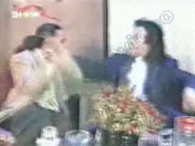 Ve belki de en unutulmaz kavga... Medyum Memiş'in Medyum Keto'yu canlı yayında yumruklaması.