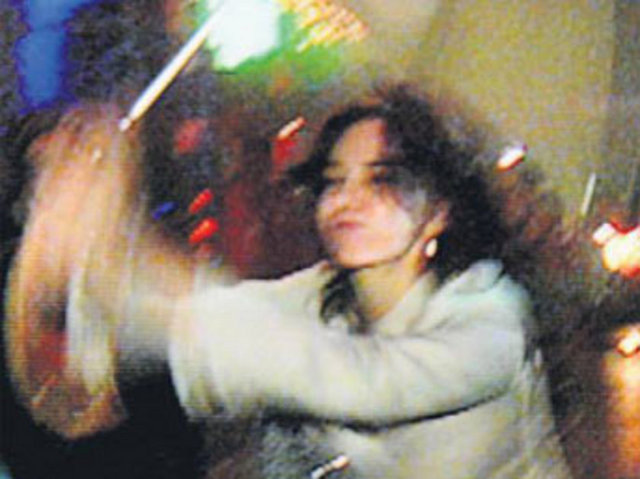 Hande Ataizi, bar çıkışında, soru soran gazetecilere sinirlenip, elindeki şemsiyeyle kendisini görüntülemeye çalışan kameramana vurdu. Ataizi daha sonra kendini şu sözlerle savundu: "Yol boyunca peşimden gelip sinirlerimi kaldırdılar. Niye çekiyorlar anlamıyorum. Beni taciz ediyorlar. O anda tepem attı."