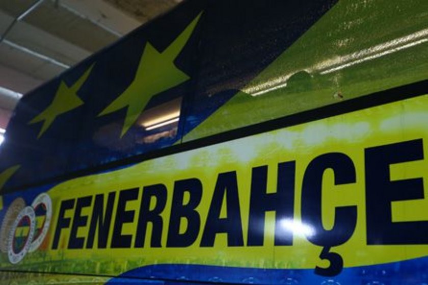 Goztepe Maci Oncesi Fenerbahce Kafilesini Tasiyan Otobus Taslandi