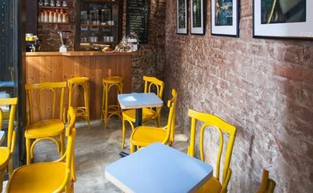 Nano Cafe / Karaköy Tel: (532 501 09 41) Altı masalı küçük bir yer burası. Yemek yemelik değil belki ama mönüde yer alan kahve, bitki çayları ve taze kurabiyeler, kekler muhabbeti şahlandıran türden. Duvarlarında Fransız fotoğrafçı Caroline Pochoy'un eserleri asılı. Nano'nun fonunda ise hep faal Fransız radyosu… Ayrıca mekanda her ay değişen mini sergiler sanatseverleri bekliyor.
