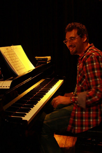14 Aralık Cuma, Alt Caz'da; saat 23.00'te, Ülkem Özsezen's Newbury Quintet. (Piyanist, besteci, gecede, yeni kompozisyonlarından ve Ghost's Note albümünden seçkiler sunacak.) Giriş: 28, 23 TL. Tel: (212 244 67 68)