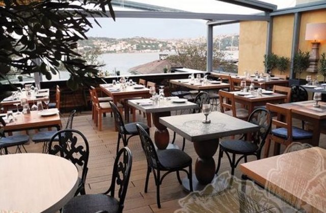 La Mancha / Kuruçeşme Tel: (212 257 11 44) 'Boğaz'da bir Akdenizli' sloganıyla Ortaköy Kuruçeşme'de hizmet veren mekan, İtalyan aşkı, İspanyol ateşi ve Fas güneşiyle yoğrulmuş, tapas şeklinde sunulan, çok özel yöresel mezeleri ile dikkat çekiyor. İspanyol Endülüs, Fas mutfakları ağırlıklı mönüsü oldukça seçkin.