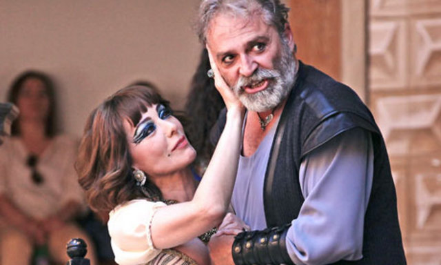 15 Aralık Cumartesi, Ankara Nazım Hikmet Kültür Merkezi'nde; saat 20.30'da,William Shakespeare'in yazdığı, Bülent Bozkurt'un dilimize çevirdiği, Kemal Aydoğan'ın yönettiği ve Zerrin Tekindor, Haluk Bilginer, Emre Karayel, Mert Fırat, Onur Ünsal, Evrim Alasya, Muharrem Özcan, Gözde Kırgız, Zeynep Alkaya, Tuğçe Karaoğlan ve Mehmet Özbek'in rol aldığı "Antonius ve Cleopatra". Tel: (312 417 56 59)