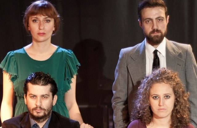 15 Aralık Cumartesi, Oyuncular Tiyatro Kahvesi'nde; saat 20.00'de, Andrew Bovell'in yazdığı, Hakan Çimenser'in yönettiği, Ekin Tunçay Turan'ın dilimize çevirdiği, Alper Günay, Onur Özaydın, Zeynep Dinsel ve Gözde Çetiner'in rol aldığı "Anlamsız Konuşmalar". Tel: (212 245 13 14)