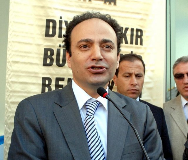 BDP'lİ osman BAYDEMİR: -  - HASS...N... - En çok tepki toplayan bel altı ifadelerden biri de Diyarbakır Belediye Başkanı Osman - Baydemir'e ait. KCK operasyonları ile belediye başkanlarının tutuklanmasıyla ilgili basın toplantısı düzenleyen Baydemir, partisini "güvercin" ve "şahin" olarak ayıranları eleştirerek, "Bizi güvercin ve şahin olarak ayırmayın. Has...n diyorum" dedi.