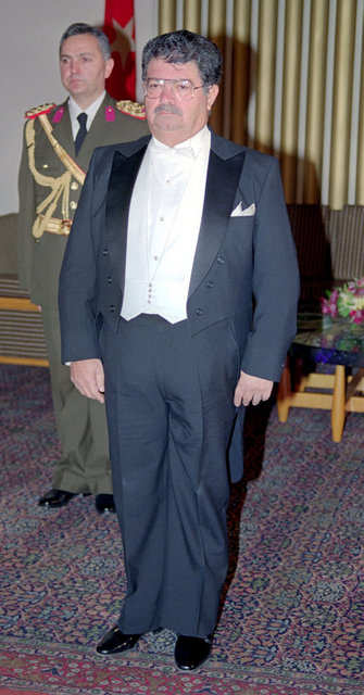 Merhum Cumhurbaşkanı Turgut ÖZAL: -  -  - KÜÇÜK TURGUT  - ANAP ile SHP arasındaki "Küçük Turgut" polemiği Özal'ın SHP Genel Başkanı Erdal İnönü'ye söylediği, "Bizim Ahmet'le uğraşıyor. Ahmet biraz ağır gelir. Daha ufağı var. Küçük Turgut var, onunla uğraşsın" sözüyle başladı. Özal'a yanıtı, Milletvekili Cüneyt Canver verdi: "Küçük Turgut'la Semra Hanım uğraşsın."