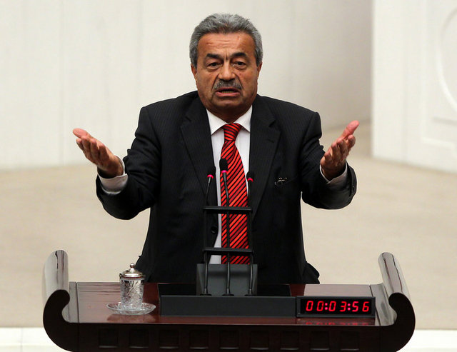 Dönemin DYP Milletvekili Kamer GENÇ: -  -  ÇİÇEK SULAMA - Ankara'da 1999 yılı sonunda dönemin DYP Milletvekili Kamer Genç, Oran'da oğlunun evinden çıkarken Dansöz Hayal ile görüntülendi. Ardından vekilin genç kadın ile ilişkisinin bulunduğu iddiaları ortaya atıldı. Kendisine komplo kurulduğunu söyleyen ve "Oğlumun evinde çiçekleri suladım" açıklaması yapan Genç'in bu sözleri siyasi literatürde yerini aldı.