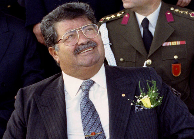 Turgut ÖZAL: -  - YENGEMİN ŞEYİ OLSA... - Özal'ın unutulmayacak sözlerinden biri de Demirel'in eleştirileri üzerine "Yengemin şeyi olsa, eniştem olur" oldu. Özal'ın, Demirel ve İnönü için kullandığı "kıçlarının üstüne oturdular" sözü de çok tartışıldı.