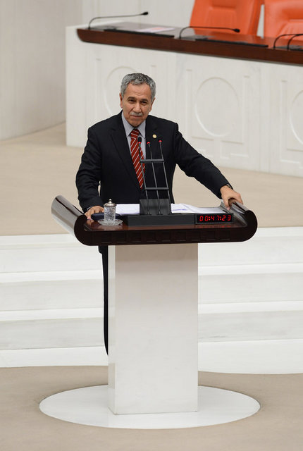 Başbakan Yardımcısı Bülent ARINÇ: -  - ŞEYİNİ ŞEY... - Bülent Arınç, Meclis Başkanlığı döneminde 23 Nisan resepsiyonuyla ilgili "Geçen yıl davetiyede eşinizin ismi vardı. Bu yıl yok. Bunun nedeni, nedir" diye soran gazeteciye  - "Nedeni nedir? Bunun karşılığı, şeyini şey ettiğimin, şeyidir. 'Nedeni, nedir' diye yani bunu bana tekrar niye soruyorsun güzel kardeşim! Ne öğrenmek istiyorsun" yanıtı verdi.