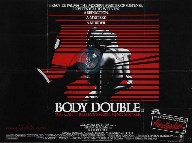 2-Sahte Vücutlar (Body Double) (1984) -  - Brian De Palma'nın Hitchcockyen, "Arka Pencere" ("Rear Window", 1954) etkili postmodern gerilimi, bir B filmi çalışanı ile bir porno yıldızının gizemli öyküsüne odaklanır. Melanie Griffith'in Holly Body (kutsal vücut) isimli teşhir malzemesi karakteri, bir takip senaryosunu kara film dolgusuyla canlandırır. Röntgenin devamında porno dünyasının bir anlamda gözüktüğü gibi olmadığı ya da 'tehlikeli' bir çekicilikle sarıldığı ana temalardan birine dönüşecektir. -