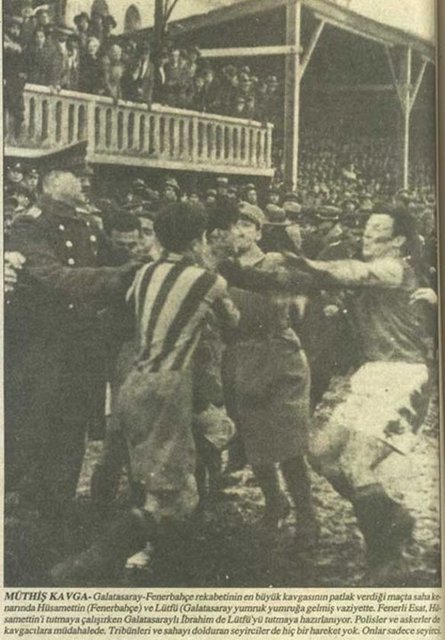 Ezeli rakiplerin 23 Şubat 1934 tarihinde yaptıkları İstanbul Ligi maçı futbolcular arasında çıkan büyük bir kavga nedeniyle yarıda kaldı.Taksim Stadı'nda yapılan maçın 60. dakikasında Galatasaraylı Kadri Dağ'ın, Fenerbahçeli M.Reşat Nayir'e attığı attığı tekme ve Kadri'nin üzerine doğru koşan Fenerbahçeli Fikret Arıcan'ın, Galatasaraylı Tevfik tarafından kucaklanıp, saha kenarına atılmasıyla saha bir anda karıştı. İki takım oyuncuları arasında başlayan kavgaya tribünlerdeki seyirciler de katılınca, olaylar iyice büyüdü. Fenerbahçe'den 9, Galatasaray'dan 8 futbolcu olmak üzere toplam 17 futbolcu uzun süreli cezalandırıldı.