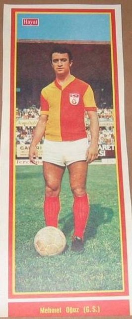 Ezeli rekabette takım değiştiren oyuncular arasında eski takımlarında kaptanlık bandını taktıktan sonra transfer olan futbolcular, Fenerbahçe kaptanıyken Galatasaray'a geçen Naci Erdem ve Galatasaray kaptanıyken Fenerbahçe'ye geçen Mehmet Oğuz olarak kayıtlara geçti.