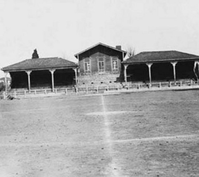 17 Ocak 1909 tarihinde ''Papazın Çayırı'' olarak adlandırılan yerde yapılan ilk maçı 2-0 kazanan Galatasaray, ezeli rakibinden ilk 7 maçta gol bile yemedi.