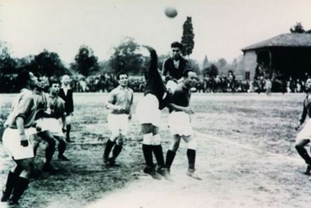 Ezeli rakiplerin 23 Ocak 1925 tarihinde Taksim Stadı'nda yaptıkları Vatan Gazetesi Kupası maçında ilginç bir olay yaşandı. Fenerbahçe'nin kazandığı penaltı sonrası, atış öncesinde stadın büyük balkon kısmı çöktü. Fenerbahçeli Cafer Çağatay, bu gelişme üzerine penaltı atışında topu bilerek kaleci Ulvi Yanal'a teslim etti.