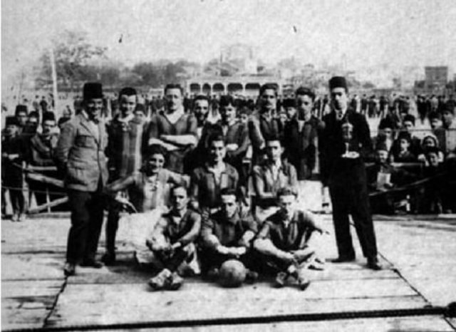 Fenerbahçe, Galatasaray karşısında ilk golü ve galibiyeti, ezeli rekabetteki 8. randevuda elde etti. 4 Ocak 1914 tarihinde Union Club sahasında yapılan İstanbul Ligi maçını 4-2 kazanan Fenerbahçe, böylece ezeli rakibi karşısında yaklaşık 5 yıl süren suskunluğuna da son vermiş oldu.