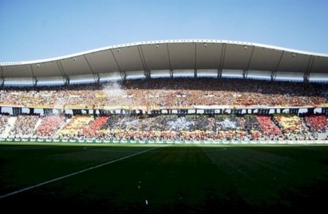 21 Eylül 2003'te İstanbul Atatürk Olimpiyat Stadı'nda yapılan lig maçını ise 70 bin 125 seyirci izlerken, bu rakam, ezeli rakipler arasındaki bir maçı izleyen seyirci sayısındaki rekor olarak tarihe geçti.