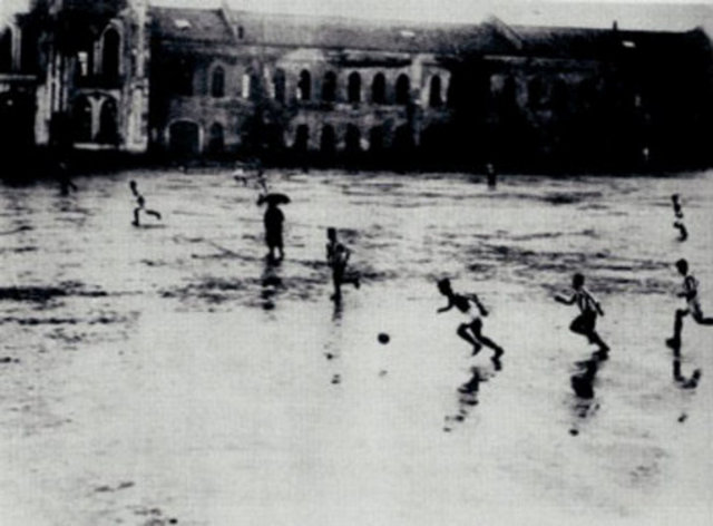 Fenerbahçe ile Galatasaray arasındaki maçlarda en az seyirci 17 Kasım 1922'deki karşılaşmaya geldi. İttihat Sahası'nda şiddetli yağmur altında yapılan ve hakem Fethi Tahsin Başaran'ın şemsiyeyle yönetmek zorunda kaldığı maçı, tamamı biletsiz 14 kişi izledi.