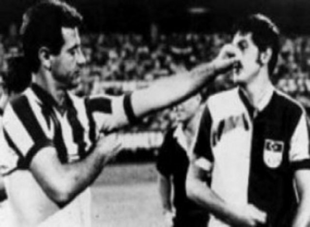 Fenerbahçe ile Galatasaray, 1934 yılında Türkiye'ye davet ettikleri yabancı takımlarla birer kez hazırlık maçı yaptıktan sonra, üçüncü maçı ''Fenerbahçe-Galatasaray Karması'' şeklinde oynadılar. Bu karmanın forması ise iki kulübün renklerinin karışımı olan lacivert, sarı ve kırmızıdan oluştu