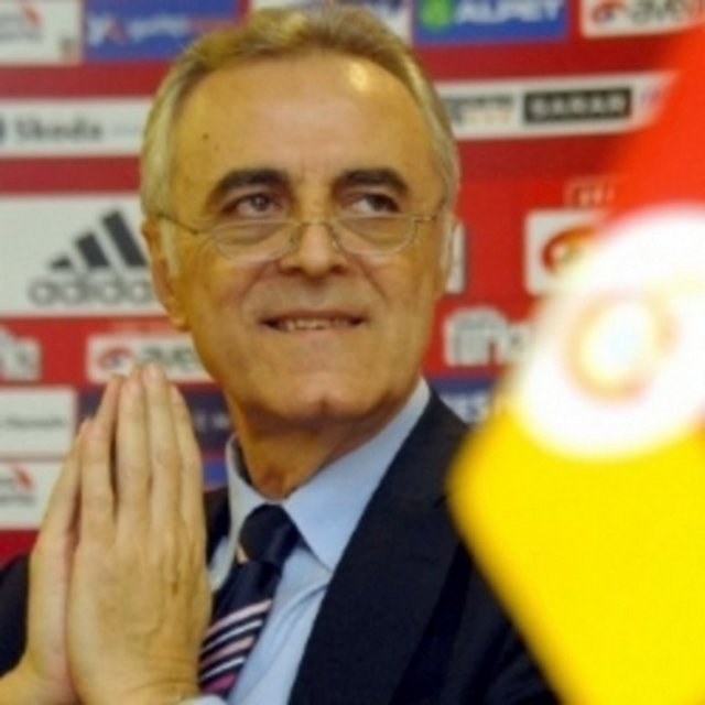 - Son yıllarda iki takım arasındaki maçların genelinde olaylar yaşanırken, Galatasaray Kulübü'nün merhum başkanı Özhan Canaydın, rekabete centilmence yaklaşımıyla alkış aldı. -  - Sarı-kırmızılı ekibin 6 Kasım 2002'de, FB Şükrü Saracoğlu Stadı'nda ezeli rakibine 6-0'lık yenilgiyle tarihi hezimete uğradığı maçta, başkan sıfatıyla ilk Fenerbahçe derbisini izleyen Özhan Canaydın'ın, rakibinin attığı golleri alkışlayarak Fenerbahçeli yöneticileri kutlaması, maça damgasını vurdu. -  - Merhum Canaydın'ın bu centilmenlik gösterisi kendi camiasından bazı tepkiler görse de, Dünya Fair Play Konseyi (CIFP) tarafından 2002 Dünya Fair Play Ödülü'ne layık görüldü. Özhan Canaydın ayrıca, bu davranışı nedeniyle Türkiye Milli Olimpiyat Komitesi (TMOK) tarafından düzenlenen ''Fair Play Sportif Davranış Ödülü''nü aldı.