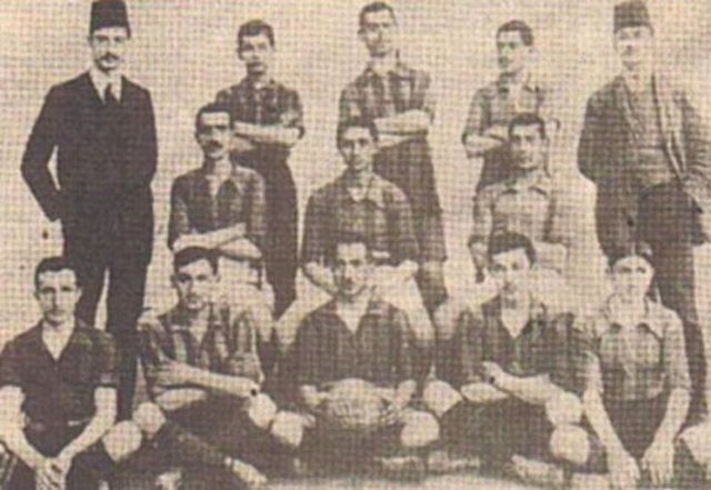 Spor tarihçilerinin derlemelerine göre, ezeli rakiplerin birbirleriyle yapacakları bir maç öncesinde, Fenerbahçe Başkaptanı Galip Kulaksızoğlu, Galatasaraylılar'a, ''Oberle kardeşler hasta, Hasan da sakatlanmış. Sizi karşımızda eksik kadroyla görmek istemiyoruz. Dilerseniz maçı erteleyelim'' diye haber göndererek, maçın ertelenebileceğini iletti. Fenerbahçe'nin bu önerisini kabul eden Galatasaray, oyuncuların iyileşmesinden sonra, 20 Ekim 1914'te yaptığı erteleme maçında sarı-lacivertli rakibini 6-1 yendi.