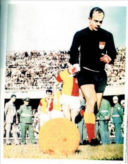 Fenerbahçe-Galatasaray maçlarında en çok oynama rekoru Turgay Şeren'e ait. A Milli Takım ve Galatasaray'ın unutulmaz kalecilerinden Şeren, sarı-kırmızılı kaleyi 55 kez Fenerbahçe'ye karşı korurken, ezeli rekabette en çok forma giyen futbolcu unvanını elinde bulunduruyor.