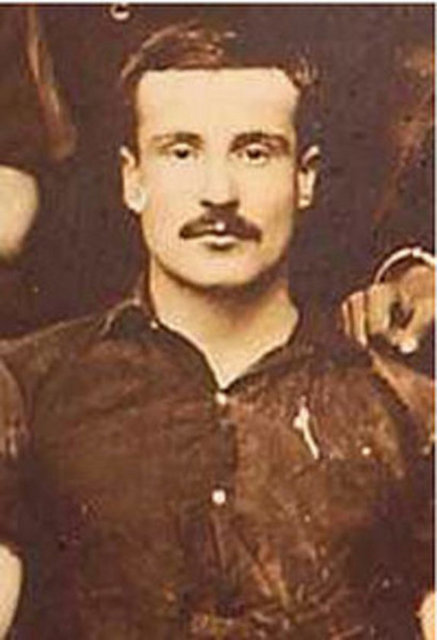 103 yıllık ezeli rekabette ilk golü Galatasaraylı futbolcu Emin Bülent Serdaroğlu attı.