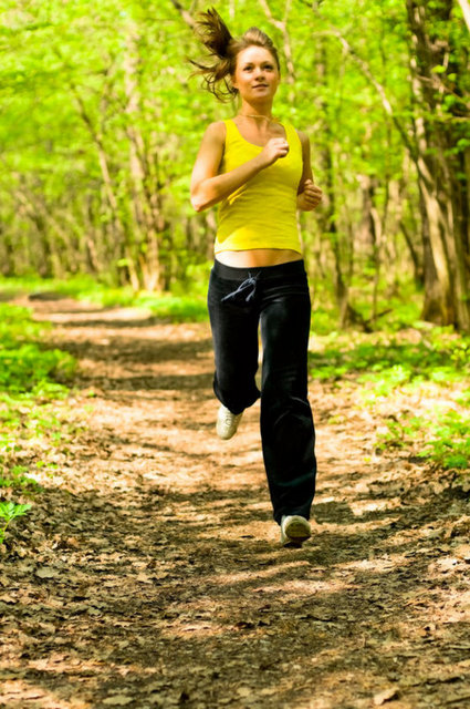 GÜN ORTASI: YÜRÜYÜŞE ÇIKIN - Kış aylarında hava koşulları nedeniyle insanların kapalı alanlarda daha fazla bir arada bulunmaları enfeksiyonların yayılma riskini de artırıyor. Bu yüzden bağışıklık sisteminizi güçlendirmek için yemekten önce dışarı çıkıp temiz hava alın ve kısa bir yürüyüş yapın.