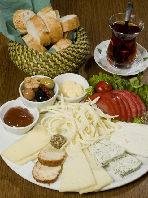 SABAH 08.00: KAHVALTI EDİN - Hastalıkları yenmenin en iyi yollarından biri de beslenme. Bu yüzden kesinlikle kahvaltı etmeden evden çıkmayın. Büyük bir bardak taze sıkılmış portakal suyu için ve yulaf ezmesi yiyin. Yulaf, vitamin, mineral, antioksidan, protein, karbonhidrat ve demir kaynağıdır.