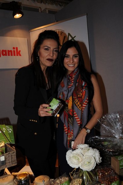 SİTARE AKDİLEK,  NESLİŞAH ALKOÇLAR