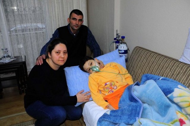 Kızının eski o güzel günlerini hatırladıkça kahrolan anne Aslı Selmanoğlu, "Yüreğimiz dayanmıyor. Kızımın daha iyi doktorlar tarafından daha iyi hastanelerde tedavi edilmesini istedik. Ama kızım, melek oldu. Keşke yaşasa, koşup, oynama isteklerini yerine getirebilseydi, biz de görseydik. Evlat bu, yaşadıklarımız kolay değil. Onun gibi birçok çocuk hasta var. Anne babaların, bu hastalığın ciddiyetinin farkına varmaları ve gerekli önlemleri almaları gerekiyor" dedi.
