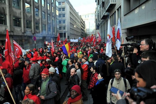 OECD: Kemer sıkma politikaları tehlikeli olabilir.