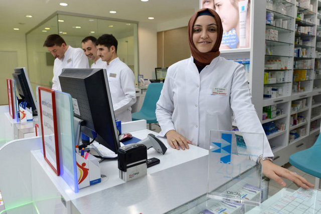 Ödül alan eczanenin sahibi Elif Sabah, 2005 yılından itibaren mesleki olarak kendini geliştirecek tüm eğitimleri, başta klinik eczacılık olmak üzere titizlikle takip ettiğini dile getiren Sabah, devamlı farklılaşmaya, hastaya farklı hizmetler sunmaya çalıştığını söyledi.