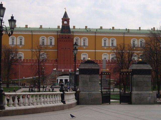 4- Devlet Müzesi -  -   -  - Moskova'nın dünyaca ünlü bu müzesinde 4 binden fazla parça değer biçilemeyen hazine ve silahlar bulunuyor. Müze, Rusya'nın asaletli geçmişi hakkında ziyaretçilerine fikir de veriyor. -  -