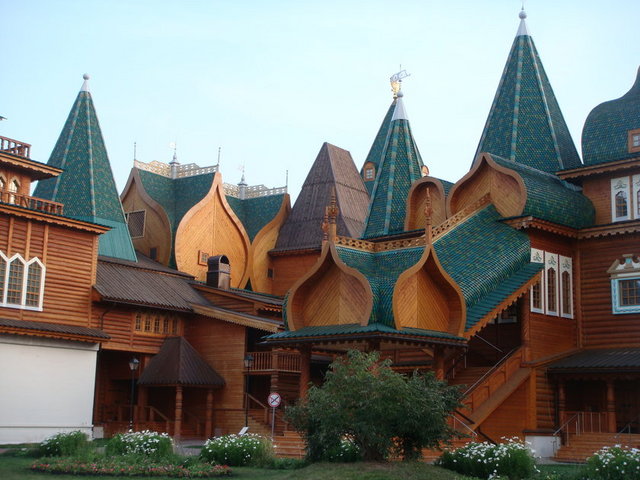 10- Kolomenskoe Parkı -  -   -  - Rusya hükümdarlarının yazlık olarak kullandığı Kolomenskoe Parkı'nda Rus ahşap mimarinin en güzel örneklerinden biri olan fantastik Çar Aleksey Mikhailoviç Sarayı'nı görmek mümkün. Çarın yazlık olarak kullandığı, 250 odası ve 3000 penceresi olan bu saray, ne çivi ne de testere kullanılarak sadece baltalarla yapılmış. -  -   -  -