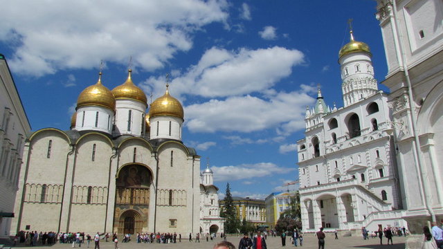 3- Assumption (Göğe Yükseliş) Katedrali -  -   -  - Kremlin'deki en eski katedral olan Assumption, 16'ncı yüzyılda tüm çar ve çariçelerin taç giyme törenlerinin yapıldığı muhteşem fresklere sahip bir sanat eseri olarak karışımıza çıkıyor.  -  -   -  -