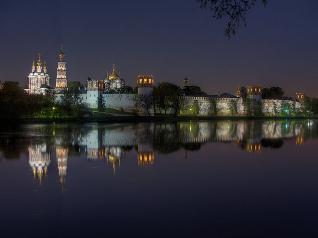 9- Novodevichiy Mezarlığı ve Masantırı -  -   -  - UNESCO tarihi eserler listesinde yer alan Novodevichiy Mezarlık ve Manastırı zamanında daha çok Çar ailesi ve aristokratik ailelerin kadınları tarafından kullanıldı. -  - Mezarlıkta büyük Türk şairi Nazım Hikmet, Boris Yeltsin, Lev Tolstoy, Anton Çehov, Nikolay Gogol gibi dev şahsiyetlerin mezarları bulunuyor. -  -