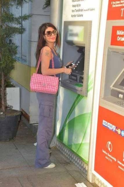 Ünlü şarkıcı Ebru Polat, önceki gün Bebek'te görüntülendi. Bir bankamatikten işlem yapan Polat'ın işi uzayınca, arkasında kuyruk oluştu