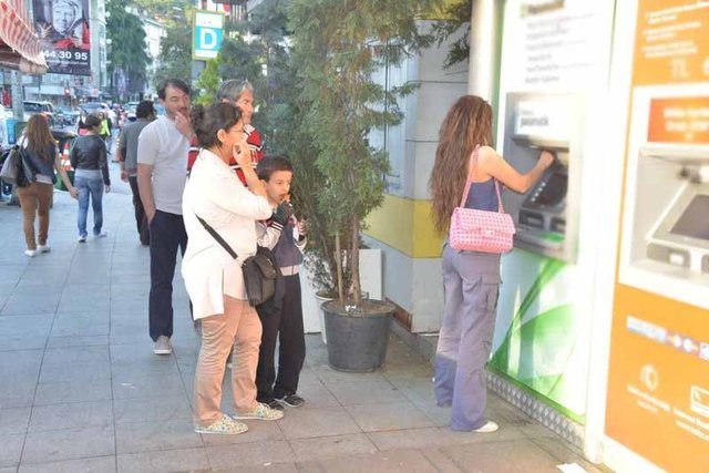 Soma'daki maden faciası nedeniyle albümünün çıkış tarihinin ertelendiğini belirten güzel şarkıcı, yakında Soma'ya gidecediğini söyledi.