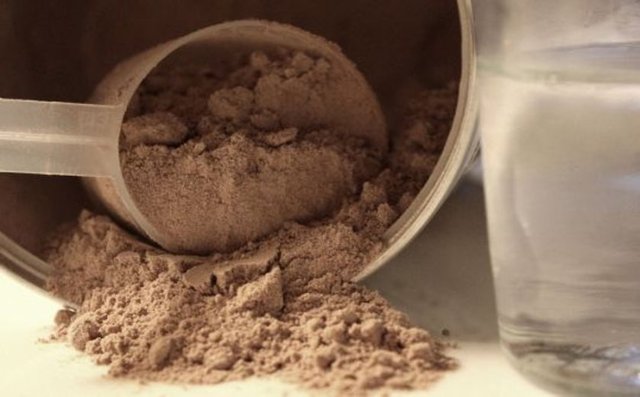 Evet, günde iki kere protein tozu - karşımı içebilirsiniz. İster suyla için, - ister yağsız sütle.