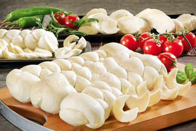 Yapılan araştırmalar - gösteriyor ki, 200 gram köy - peynirinin içinde tam 32 gram - protein ve kazein (sütteki protein - maddesi) var. Bu iki madde sindirim - sistemini çok iyi çalıştırıyor.