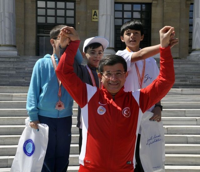 Pusula ve harita aracılığıyla yön bulma sporu olan oryantiring şampiyonasını izleyen Davutoğlu, şampiyonaya katılan minik öğrencilerle toplu hatıra fotoğrafı çektirdi.  -