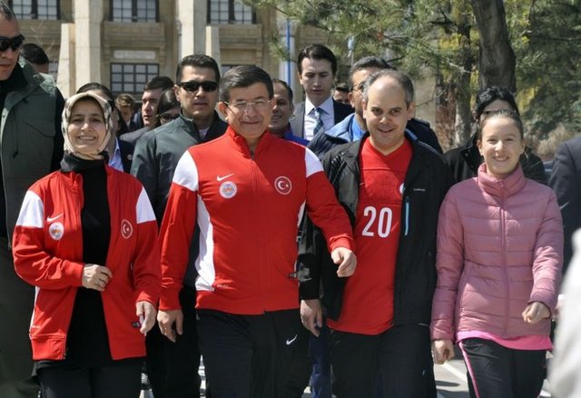 Şampiyonada dereceye giren sporculara madalyalarını takan Başbakan Davutoğlu'na, Türkiye Oryantiring Federasyonu tarafından sporcu lisansı verildi. -