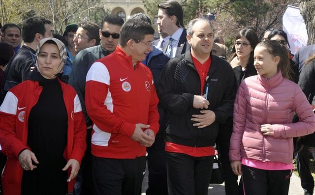 Sporcu kıyafeti giyen Başbakan Davutoğlu ve eşi Sare Davutoğlu, aralarında Ankara Oryantiring Spor Kulübü (AOSK) sporcusu 14 yaşındaki kızları Hacer Büke Davutoğlu'nun da olduğu sporcularla sohbet etti.