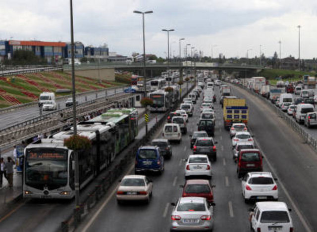 Avrupa yakası E-5 üzerinde Avcılar-Küçükçekmece çift yönlü yoğun