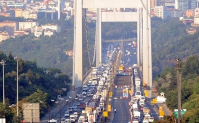 Anadolu yakasından Avrupa'ya geçişlerinde FSM Köprüsü gişe önleri ve köprü üzerinde 07:30 itibariyle yoğunluk bekleniyor