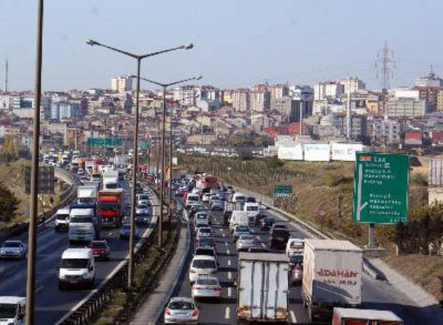 Anadolu yakasında Kartal Kavşak-Pendik arasındaki yol bakım çalışmaları nedeniyle bölge trafiği yoğun