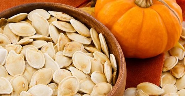 Öğün aralarında ise ayçekirdeği ya da kabak çekirdeği atıştırmayı tercih edin. İçerdikleri çinko ve E vitamini ile cildinize güç ve esneklik kazandıracaktır.