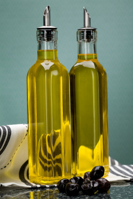 Hücrelerin yağ dengesini korumak için iyi yağlar tüketmelisiniz. Bu, hücrelerinizin nem dengesini sağlamaya da yardımcı olacaktır.