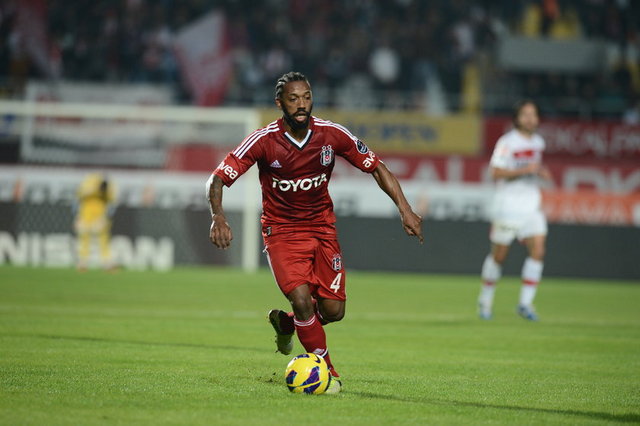 Beşiktaş'ın sezon başında Valencia'dan 2 milyon Euro'ya transfer ettiği Fernandes'in 17 milyon Euro'ya İngiliz Tottenham'a verildiği öğrenildi. -